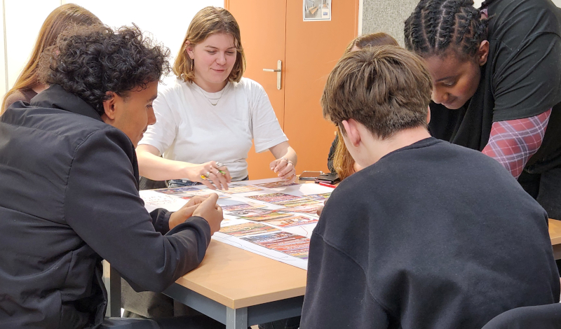 Groupe de jeunes service civique lors de atelier Fresque du Commerce mondialise Groupe de jeunes en service civique lors de latelier Fresque du Commerce mondialise